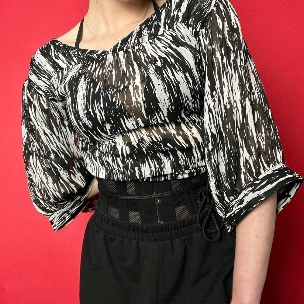 Loose flowy abstract shirt 🖤🤍